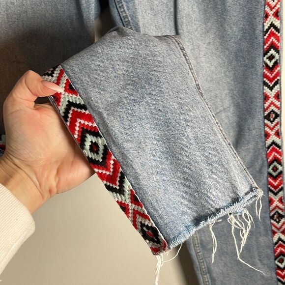 EUC H&M Denim Light Wash Ankle Aztec Pinstripe Distressed Design Jeans 28/6 - Picture 4 of 9